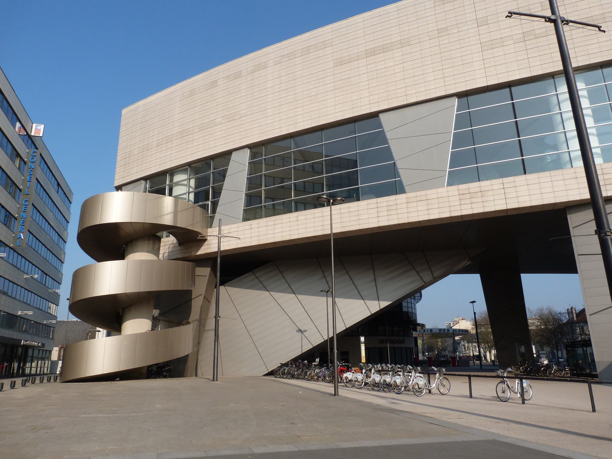 La visite des coulisses de l' Opéra de Dijon Interprétée en Langue des signe